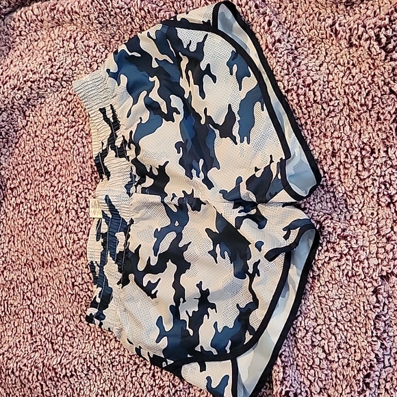 Athletic shorts - Picture 1 of 4